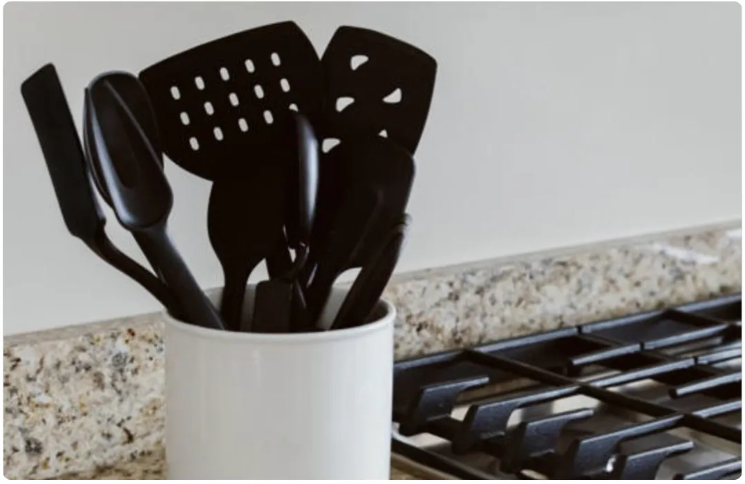 Toxic Substances Lurking in Black-colored Kitchenware