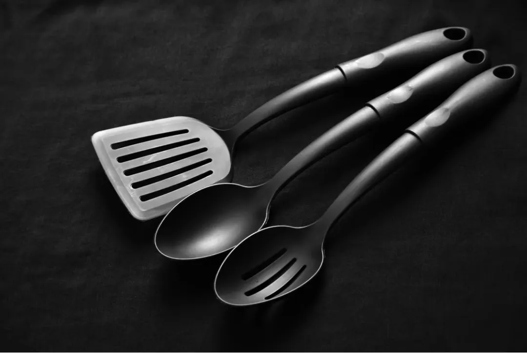 Toxic Substances Lurking in Black-colored Kitchenware